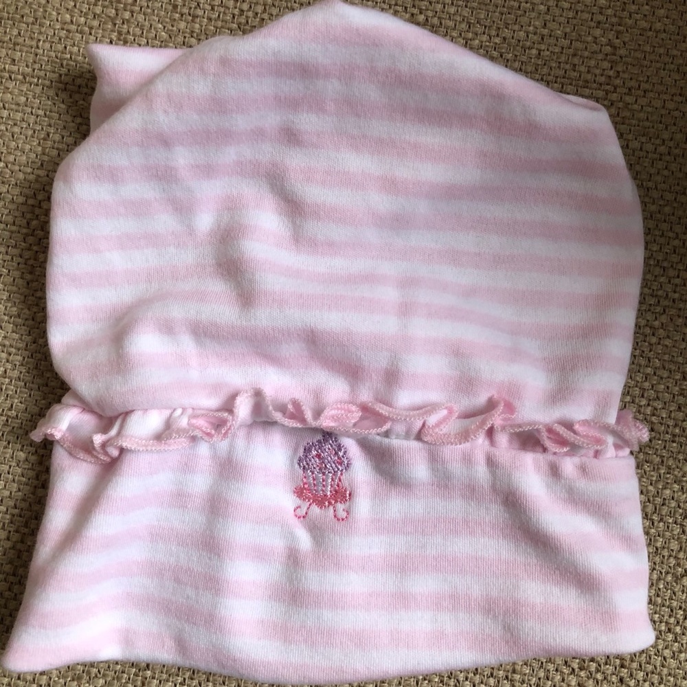 Kissy kissy cupcake hat size n-6 months